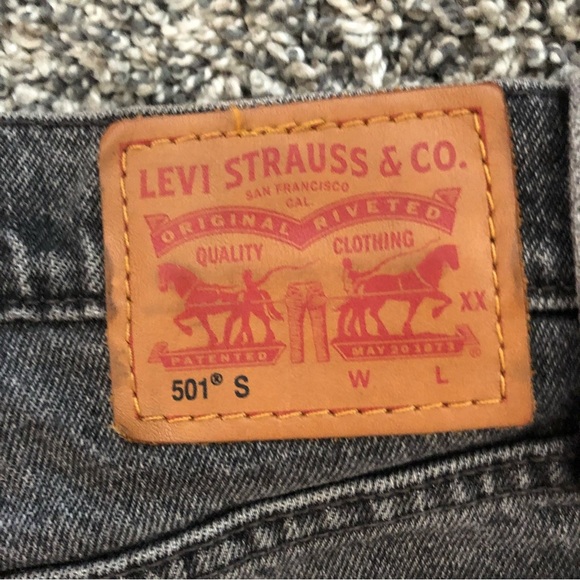 Levi 501 distress jeans shorts small - Picture 9 of 10